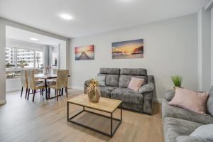 una sala de estar con un sofá y una mesa en Brisa marina, en El Puerto de Santa María