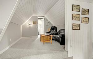 Un lugar para sentarse en Beautiful Home In Herning With Wifi