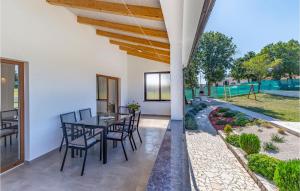 Zahrada ubytování Three-Bedroom Apartment In Barban