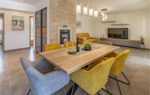 Kuchyň nebo kuchyňský kout v ubytování Three-Bedroom Apartment In Barban