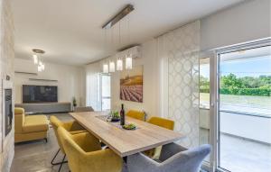 TV a/nebo společenská místnost v ubytování Three-Bedroom Apartment In Barban