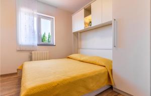 Postel nebo postele na pokoji v ubytování Three-Bedroom Apartment In Barban