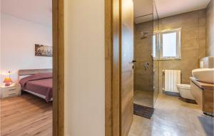 Koupelna v ubytování Three-Bedroom Apartment In Barban