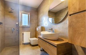 Koupelna v ubytování Three-Bedroom Apartment In Barban