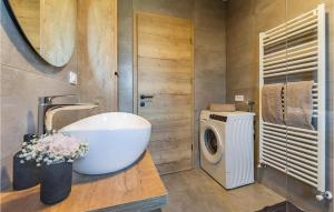 Koupelna v ubytování Three-Bedroom Apartment In Barban
