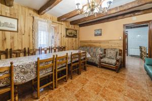 ein Wohnzimmer mit einem großen Tisch und Stühlen in der Unterkunft El Rincon De La Morena in Montemayor de Pililla