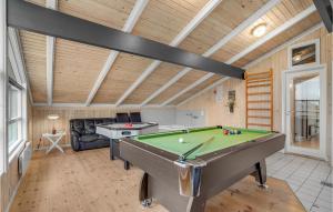 una habitación con mesa de billar en una casa en Cozy Home In Harboøre With Sauna, en Harboør