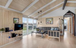 una sala de estar con un sofá y una mesa en Cozy Home In Harboøre With Sauna, en Harboør