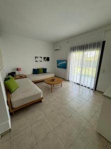 Postel nebo postele na pokoji v ubytování Possidi Hiliadou Boutique Resort