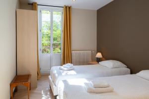 Postel nebo postele na pokoji v ubytování Logis Hôtel Restaurant Le Louvre