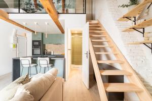 Il comprend une cuisine. dans l'établissement L'élégant - Appartement Fonctionnel Plein-centre de Douai, à Douai