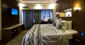 Krevet ili kreveti u jedinici u okviru objekta The Pinnacle Hotel and Suites