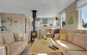 un soggiorno con un divano e un tavolo di 3 Bedroom Beautiful Home In Juelsminde a Sønderby