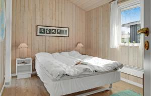 un letto bianco in una stanza con una finestra di 3 Bedroom Beautiful Home In Juelsminde a Sønderby Altre 24 foto
