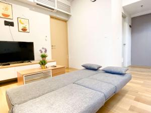 Fotografie z fotogalerie ubytování Spacious and Combined 1BR Vasanta Innopark Apartment By Travelio v destinaci Cikarang + 14 fotografií