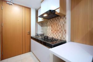 Η κουζίνα ή μικρή κουζίνα στο Simply Look Studio at Margonda Residence 5 Apartment By Travelio