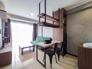 Ruang duduk di Cozy Industrial Designed 2BR at Gateway Pasteur Apartment By Travelio