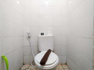 Bilik mandi di Strategic and Nice Studio Apartment at Suites @Metro By Travelio +13 gambar