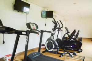Fitness centrum a/nebo fitness zařízení v ubytování Brand New Studio Tree Park City BSD Apartment near ICE BSD By Travelio