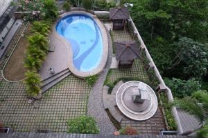 - une vue sur la piscine dans une maison dans l'établissement Comfort Stay 2BR at Bogor Valley Apartment By Travelio, à Bogor