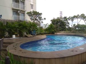 Bazén v ubytování Spacious 3BR at Bogor Valley Apartment By Travelio nebo v jeho okolí