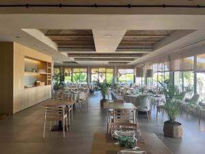 a dining room with tables and chairs and sidx sidx sidx sidx at Hotel Restaurant Juanito Platja in Sant Carles de la Ràpita