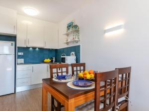 Kuchyňa alebo kuchynka v ubytovaní Apartment Fané de Dalt by Interhome