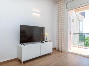 Televízia a/alebo spoločenská miestnosť v ubytovaní Apartment Fané de Dalt by Interhome