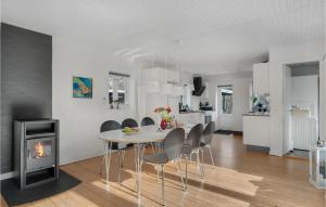 Η κουζίνα ή μικρή κουζίνα στο Beautiful Home In Højby With Wifi