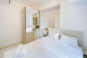 Кровать или кровати в номере Great Deal and Homey 2BR Tokyo Riverside PIK 2 Apartment By Travelio +16 фотографий