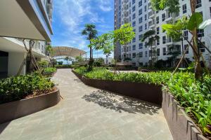 una pasarela en una ciudad con plantas y edificios en Pleasurable and Tidy Studio at Tokyo Riverside PIK 2 Apartment By Travelio, en Rawalembang