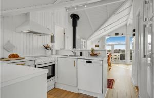 Η κουζίνα ή μικρή κουζίνα στο Stunning Home In Sjællands Odde