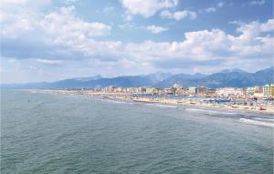 a beach with a bunch of people and buildings at La Rosa E Il Limone in Montemagno