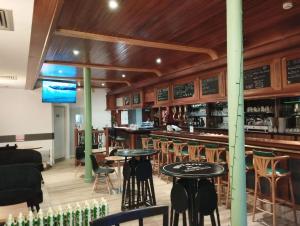 Sohvabaar või baar majutusasutuses Brit Hotel L'Arrivée Guingamp