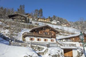 une cabane en rondins dans la neige recouverte de neige dans l'établissement Schöneben Chalet Hohe Schwalbe, à Wald im Pinzgau