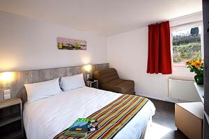 Postel nebo postele na pokoji v ubytování Brit Hotel Bosquet Carcassonne Cité