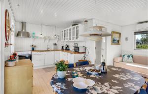 Η κουζίνα ή μικρή κουζίνα στο One-Bedroom Holiday Home In Slagelse +21 φωτογραφίες