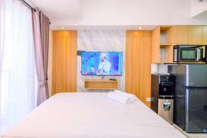 Køkken eller tekøkken på Warm and Cozy Studio at Tokyo Riverside PIK 2 Apartment By Travelio