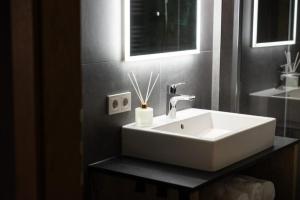 une salle de bain avec un lavabo blanc et une fenêtre dans l'établissement Schöneben Appartementen Top 4, à Wald im Pinzgau 21 autres photos