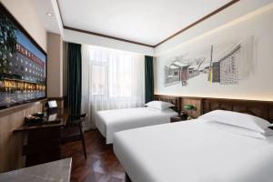 Postel nebo postele na pokoji v ubytování Nost algia Hotel Near Beijing Panjiayuan Antique Market- Beijing Happy Valley, CBD, China Zun and Sanlitun, Tian'anmen Square, Free ice cream, mineral water, coffee, snacks and laundry service, Free gymnastic, English communication well