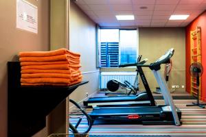 Fitnes oz. oprema za telovadbo v nastanitvi BRIT HOTEL - RESTAURANT Saint-Brieuc Langueux