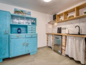 Kuchyň nebo kuchyňský kout v ubytování Holiday Home My Blue Wish by Interhome