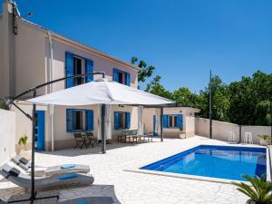 Bazén v ubytování Holiday Home My Blue Wish by Interhome nebo v jeho okolí