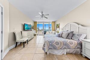 TV a/nebo společenská místnost v ubytování Caribe Resort by Hosteeva