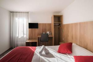 Postel nebo postele na pokoji v ubytování Brit Hotel Plaisance A9/A61
