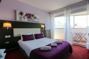 Ένα ή περισσότερα κρεβάτια σε δωμάτιο στο Brit Hotel Bleu Nuit