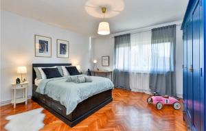 Postel nebo postele na pokoji v ubytování 3 Bedroom Cozy Home In Gornje Plavnice + 37 fotografií