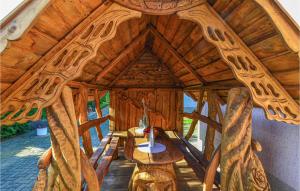 una grande struttura in legno con un tavolo in una stanza di Gorgeous Home In Nordwestuckermark a Holzendorf Altre 21 foto