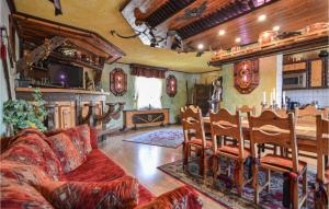 un soggiorno con un divano, un tavolo e delle sedie di Gorgeous Home In Nordwestuckermark a Holzendorf