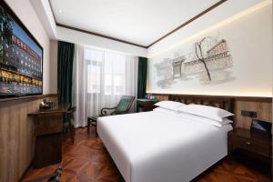 Postel nebo postele na pokoji v ubytování Nost algia Hotel Near Beijing Panjiayuan Antique Market- Beijing Happy Valley, CBD, China Zun and Sanlitun, Tian'anmen Square, Free ice cream, mineral water, coffee, snacks and laundry service, Free gymnastic, English communication well